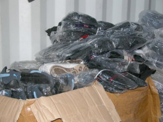 Papuci Louis Vuitton, confiscaţi de vameşi